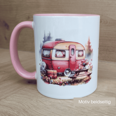 Tasse mit Campingwagen. Wohnwagen beidseitig.