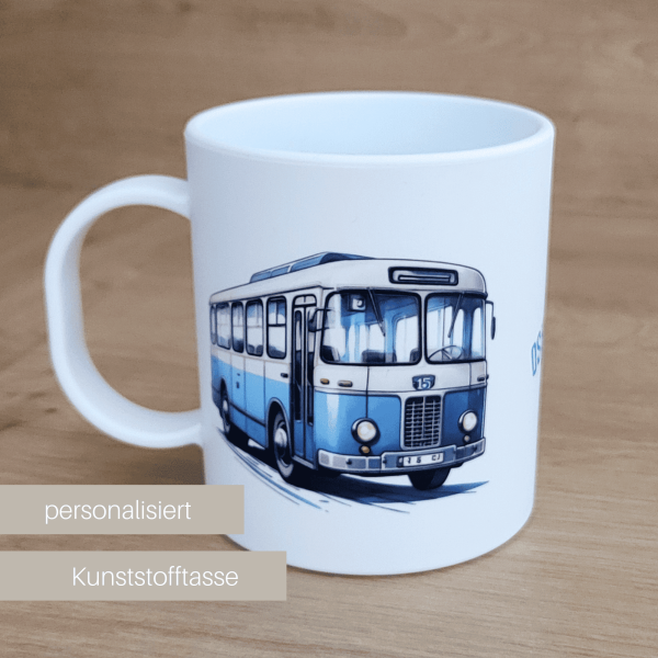 Tasse aus Kunststoff mit Bus und Name des Kindes