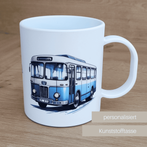 Kunststoff Tasse mit Bus Motiv und Personalisierung. Leicht und bruchsicher für den Kindergarten