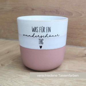 Steinzeugtasse mit dem Text "Was für ein wunderschöner Tag". Tassenfarbe rosa